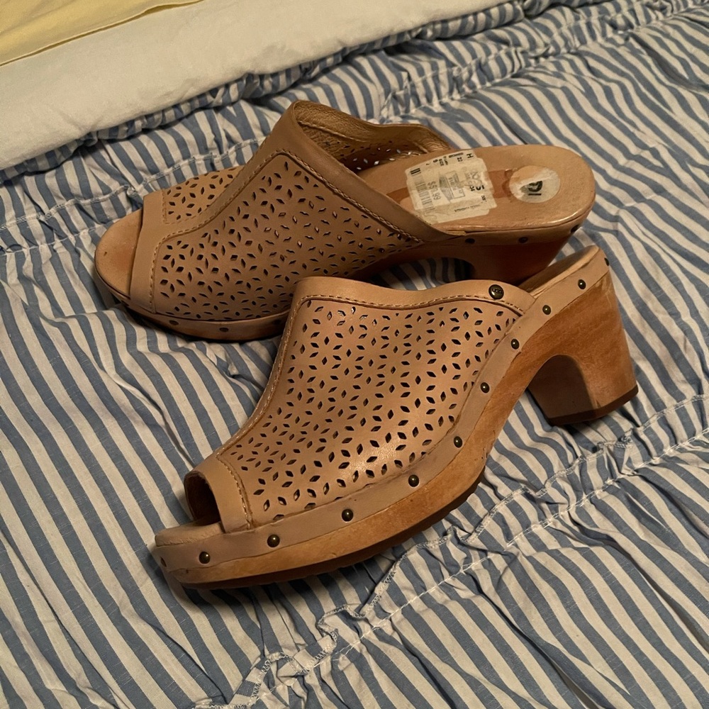 UGG Ansel Perforated Tan Clogs Size 9 VGUC